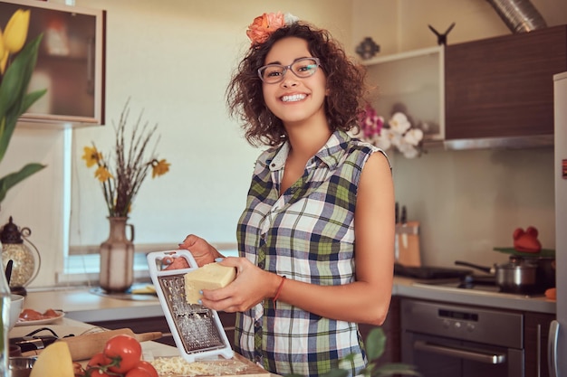 Persona cocinando y sonriendo
